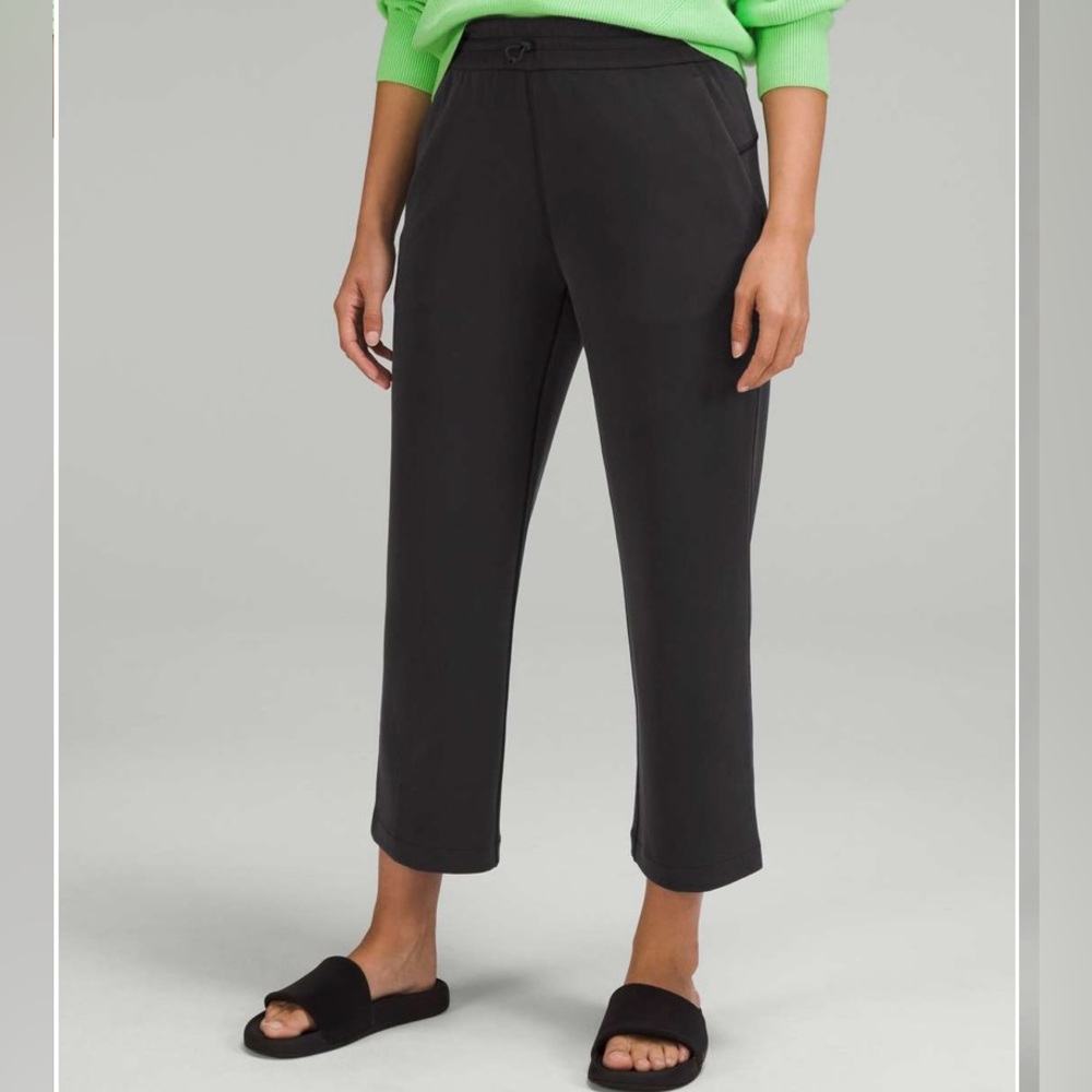 NWT Lululemon Softstreme High-Rise Straight Leg Crop
Black Size 4